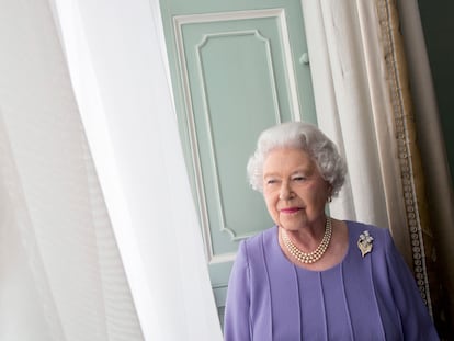 La reina Isabel II de Inglaterra, fotografiada en 2014 en la sala de audiencias privadas del palacio de Buckingham.
