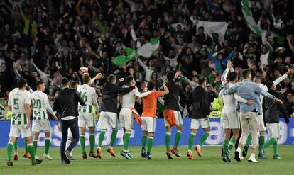 Los jugadores del Betis celebran su clasificación europea. 