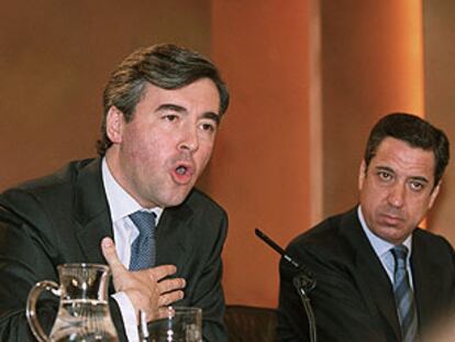 Los ministros Ángel Acebes, izquierda, y Eduardo Zaplana, en la conferencia de prensa de ayer.