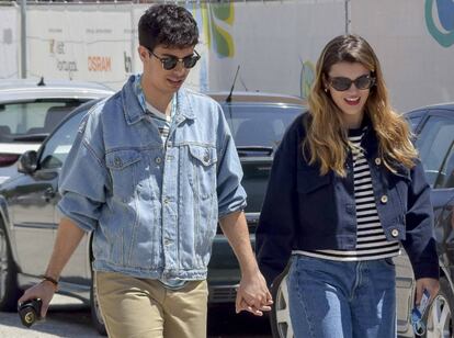 Amaia y Alfred pasean por las calles de Lisboa.