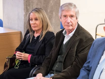 Marina Castaño y Tomás Cavanna, junto a Dositeo Rodríguez, en la primera sesión del juicio en Santiago.