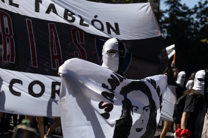 La barra feminista del club Colo Colo se uni al contingente en las calles de Santiago. 