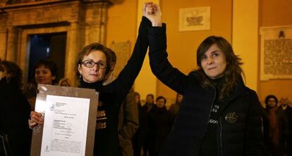 Beatriz (a la derecha) y Rosa Garrote, de la asociación de víctimas, muestran en la plaza de la Virgen el auto de la Audiencia que reabre la investigación.