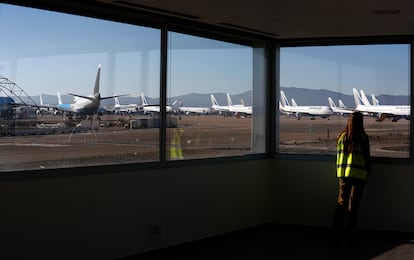 Una empleada observa los aviones aparcados en el aeropuerto de Teruel.