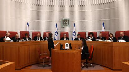 La hasta ahora presidenta del Supremo israelí, Esther Hayut (en el centro), junto al resto del tribunal el pasado 28 de septiembre en Jerusalem.