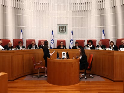 La hasta ahora presidenta del Supremo israelí, Esther Hayut (en el centro), junto al resto del tribunal el pasado 28 de septiembre en Jerusalem.