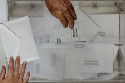 Una persona ejerce su derecho al voto en Valencia, este domingo.
