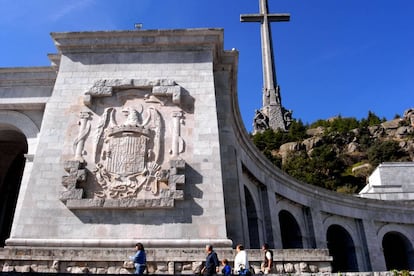 Escudo preconstitucional franquista en la Bas&iacute;lica de la Santa Cruz del Valle de los Ca&iacute;dos.