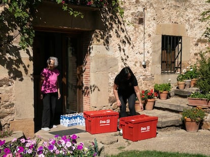 Victoria deja el pedido a Adela en la puerta de su casa, en Espejo de Tera, Soria.