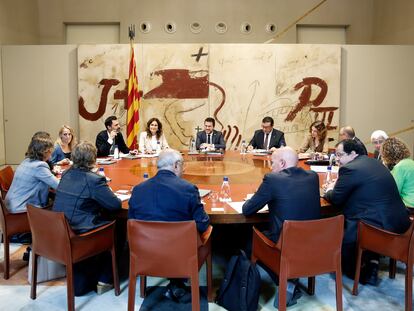 El presidente de la Generalitat, Pere Aragonès (c), preside la reunión semanal del Ejecutivo catalán, este martes.