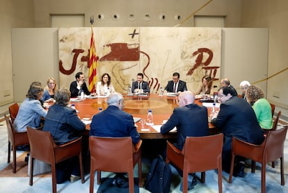 El presidente de la Generalitat, Pere Aragonès (c), preside la reunión semanal del Ejecutivo catalán, este martes.