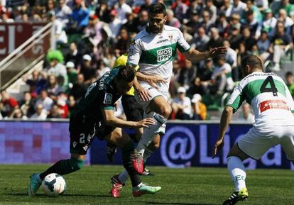 Rub&eacute;n Castro intenta mantener el bal&oacute;n.