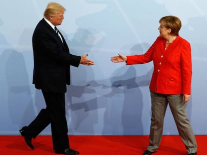 Donald Trump saluda a Angela Merkel durante el acto de bienvenida de la reuni&oacute;n del G20 en Hamburgo (Alemania).