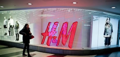 Una mujer pasa ante una tienda de H&amp;M en Estocolmo.