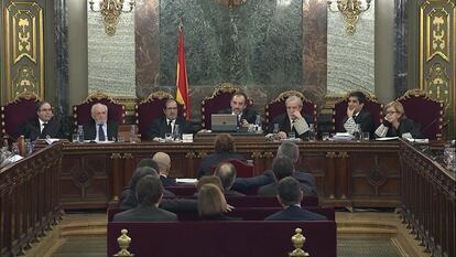 Tribunal y procesados (de espaldas) en la quinta sesión del juicio del 'procés' en el Supremo durante la declaración de Dolors Bassa, exconsejera de Trabajo y Asuntos Sociales de la Generalitat, en 2019.