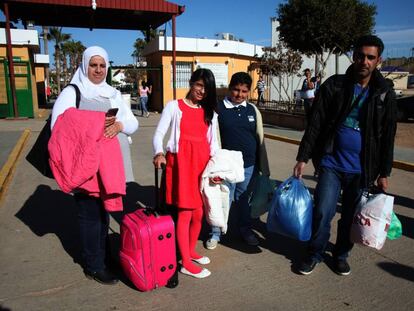 Una familia de refugiados sirios abandona el CETI de Melilla para embarcarse rumbo a Málaga.