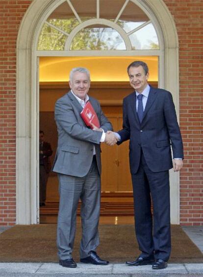 Cayo Lara y Rodríguez Zapatero, ayer en La Moncloa.