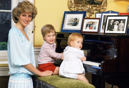 La princesa Diana con sus hijos, el príncipe Guillermo (con pantalón rojo) y el príncipe Enrique, posan con sus nuevos cortes de pelo en el Palacio de Kensington en 1985.
