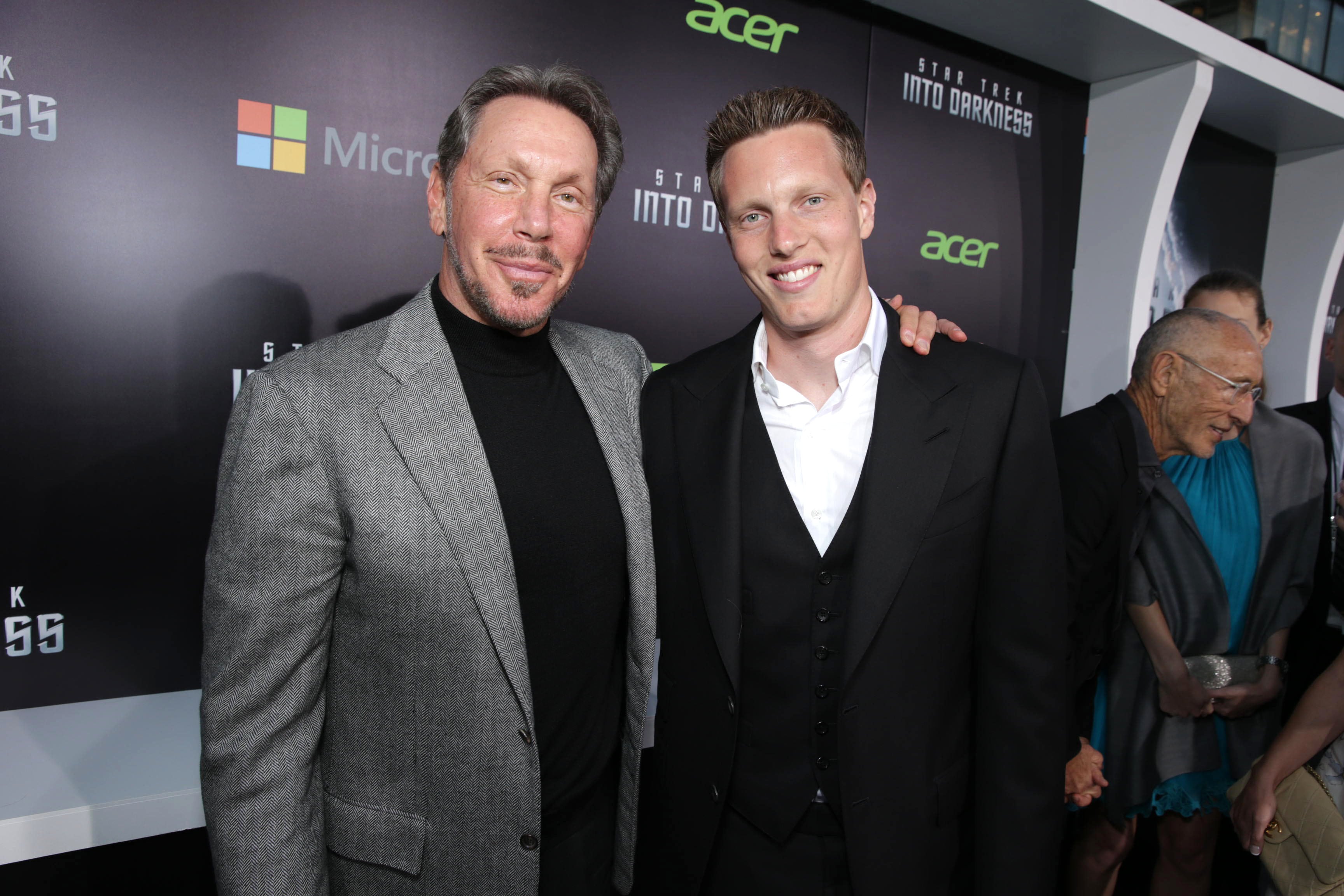 Larry Ellison junto a su hijo David, en un estreno de cine en 2013.