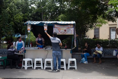 Comercios ambulantes en Guadalajara, el pasado 7 de mayo.