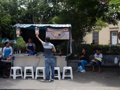 Comercios ambulantes en Guadalajara, el pasado 7 de mayo.