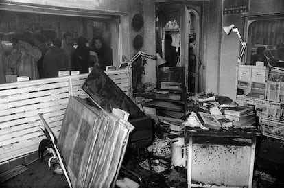 La librería Rafael Alberti de Madrid, tras el ataque e incendio cometido por el grupo de ultraderecha Sexto Comando Adolfo Hitler, en 1976.