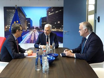 El excomisario de Justicia europeo, Didier Reynders, reunido en Bruselas con el ministro de Presidencia y Justicia, Félix Bolaños (a la izquierda) y el vicesecretario de Acción Institucional del PP, Esteban González Pons, para intentar desbloquear la renovación del Consejo General del Poder Judicial.