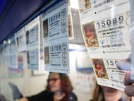 GRAFCVA1006. VALENCIA, 06/12/2025.- Los loteros tienen buenas expectativas en la venta de lotería del Sorteo del Gordo de Navidad a falta del empuje final, tras el bum de ventas que trajo la dana el año pasado en solidaridad con los afectados, y por el momento no han notado la existencia de números estrella en las peticiones de clientes. EFE/Manuel Bruque