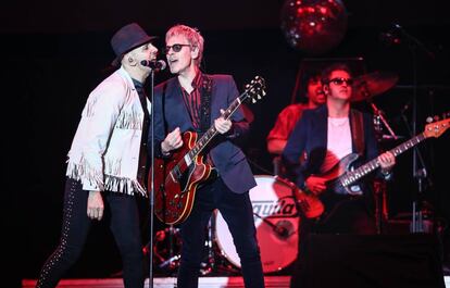 Alejo Stivel y Ariet Rot (Tequila) actuando en la plaza Mayor durante la fiesta de Los40 Classic.