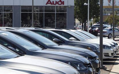 Coches de la marca Audi aparcados ante un concesionario. 