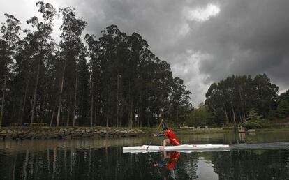 David Cal, entrenándose en el río Lérez, en Monteporreiro, Pontevedra.