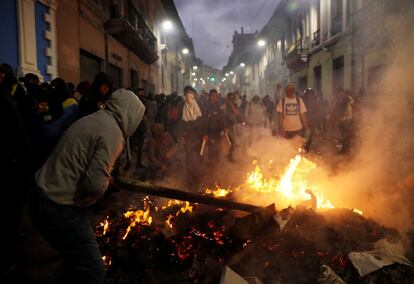 El presidente de Ecuador, Lenín Moreno, ha anunciado en una cadena nacional el traslado de la sede del Gobierno de Quito a Guayaquil ante la inminente llegada a la capital de miles de indígenas que avanzan por las principales carreteras de la sierra andina como forma de protesta. En la imagen, manifestantes en la capital ecuatoriana, este lunes.