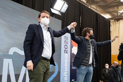 El presidente de la Junta de Castilla y León y candidato del Partido Popular, Alfonso Fernández Mañueco, y el líder del PP, Pablo Casado, en un acto de campaña el 6 de febrero.