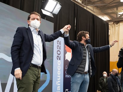 El presidente de la Junta de Castilla y León y candidato del Partido Popular, Alfonso Fernández Mañueco, y el líder del PP, Pablo Casado, en un acto de campaña el 6 de febrero.