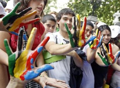 Participantes en el <i>Día de la corazonada</i>, ayer en la Plaza de Cibeles de Madrid.