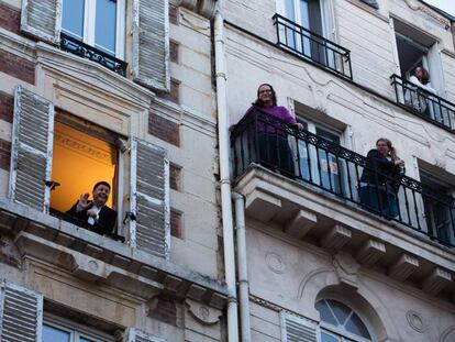 El cantante Stephane Senechal interpreta una pieza para sus vecinos durante el confinamiento. 