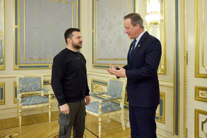 El presidente de Ucrania, Volodímir Zelenski, con el ministro británico de Exteriores, David Cameron, este jueves en Kiev.