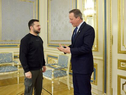 El presidente de Ucrania, Volodímir Zelenski, con el ministro británico de Exteriores, David Cameron, este jueves en Kiev.