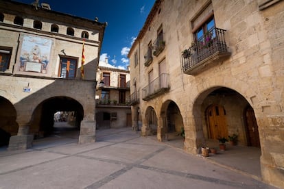 Enclavat als peus del Parc Natural dels Ports, Horta de Sant Joan té una situació geogràfica privilegiada. El pintor Pablo Picasso hi va passar llargues temporades, convidat pel seu amic Manuel Pallarès, i fins i tot va deixar dit que tot el que sabia, ho havia après a Horta. El llegat del genial pintor és present avui al poble amb un Centre Picasso que vol ser un homenatge permanent al genial pintor i que aplega la reproducció de totes les obres que l’artista va crear durant les seves estades a la Terra Alta. El patrimoni natural d'Horta està representat principalment pel massís dels Ports, un dels espais més ben conservats i espectaculars de l’àrea mediterrània i que alberga una important mostra de flora i fauna. A la reserva natural del riu Algars es troba una de les reserves més importants de llúdriga de Catalunya.