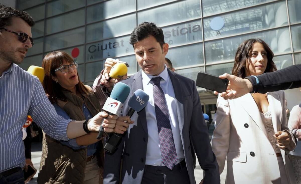 Javier Santos tras salir del juzgado de Valencia, en 2019.