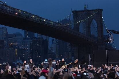 Miles de personas presencian el concierto que el grupo de rock ofreció en el Fulton Ferry Landing Park de Nueva York para promocionar su dico 'How to dismantle an atomic bomb' en noviembre de 2004.