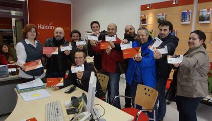 En cuanto han conseguido las entradas para el partido del 8 de marzo, esta cuadrilla de aficionados se han dirigido directamente a una agencia de viajes cercana para comprar los billetes de avión y el alojamiento