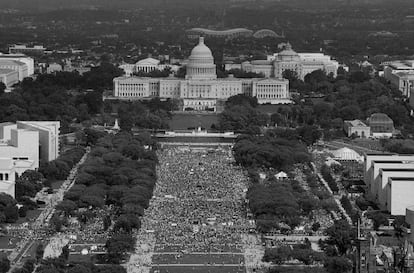 Más de 200.000 personas se concentraron en una jornada de solidaridad organizada por la poderosa Federación de Sindicatos Americanos (AFL-CIO) para mostrar su disconformidad con la filosofía económica del presidente, Ronald Reagan.