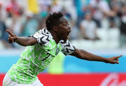 Musa celebra uno de sus goles ante Islandia.