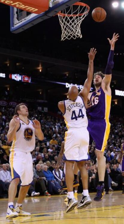 Pau Gasol lanza a canasta ante Jefferson.