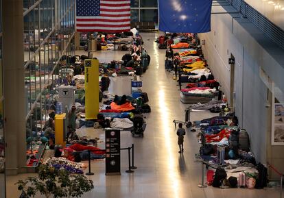 Desalojo de migrantes en el aeropuerto de Boston, Estados Unidos