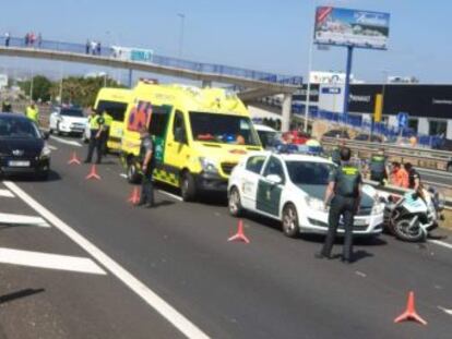 El policía perseguía con su moto a un vehículo cargado de hachís al que le había dado dado el alto. Los agentes han detenido esta tarde a dos de los sospechosos