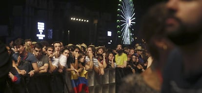 Un momento del minuto de silencio guardado en homenaje al acróbata fallecido el viernes cuando realizaba un espectáculo durante el Festival Mad Cool que se celebró en la Caja Mágica de Madrid.