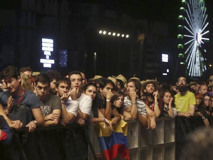 Un momento del minuto de silencio guardado en homenaje al acróbata fallecido el viernes cuando realizaba un espectáculo durante el Festival Mad Cool que se celebró en la Caja Mágica de Madrid.