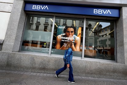 Una mujer pasa por delante de una sucursal del banco español BBVA en Bilbao, el 13 de mayo de 2024.